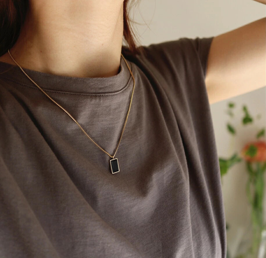 N072 stainless black square pendant