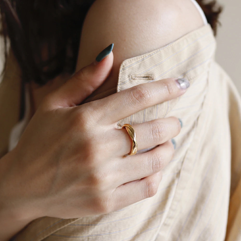 R070 stainless simple twist ring