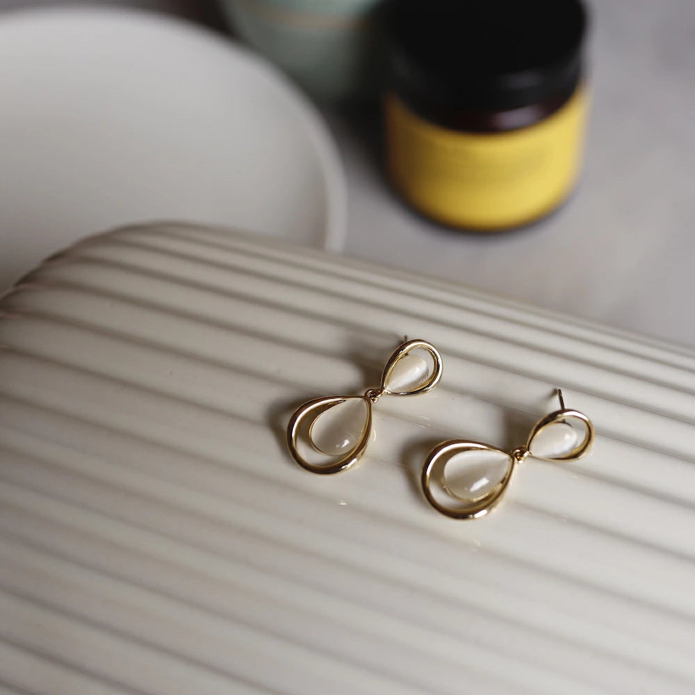 P231 synthetic cat's eye stone drop pierce