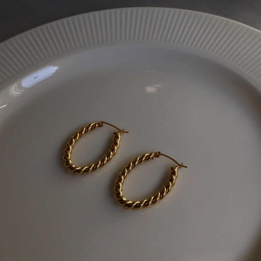 P302 stainless twist oversized hoop pierce
