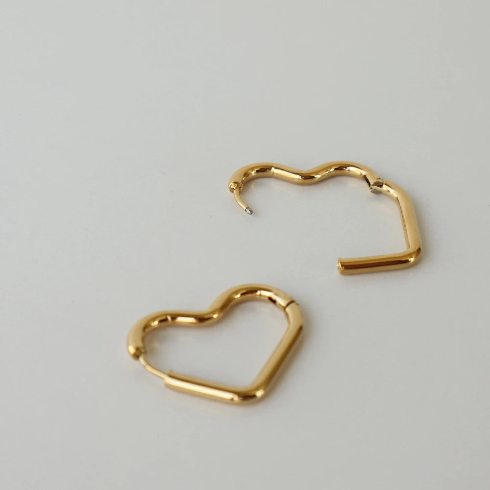 P126 stainless heart hoop pierce