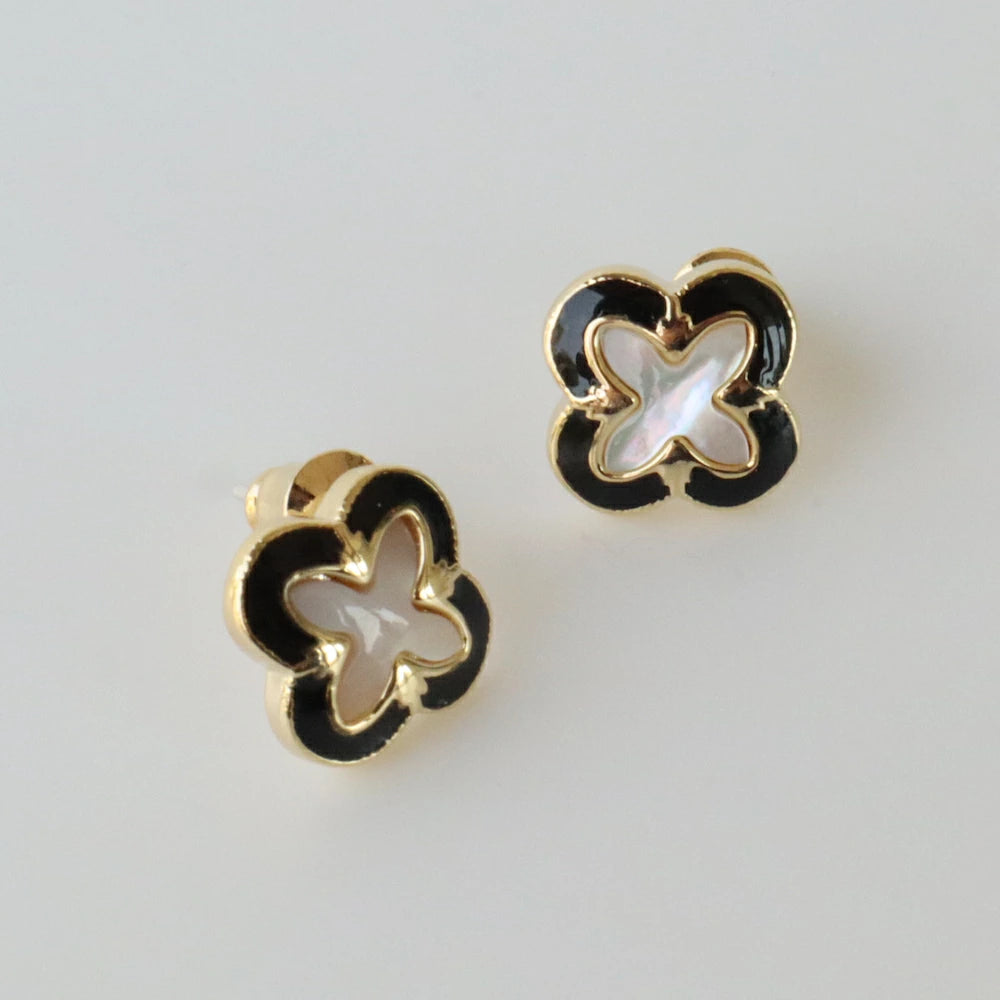 P351 black shell flower pierce /earring