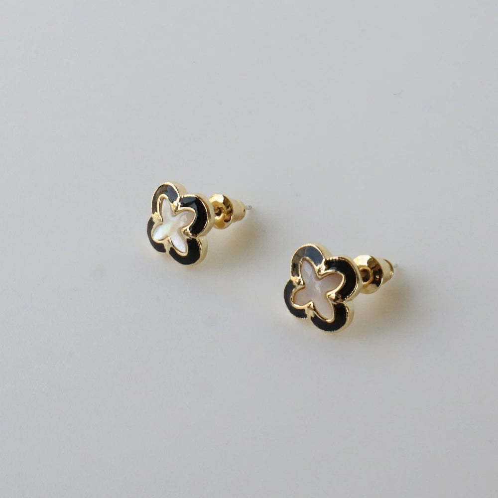 P351 black shell flower pierce /earring