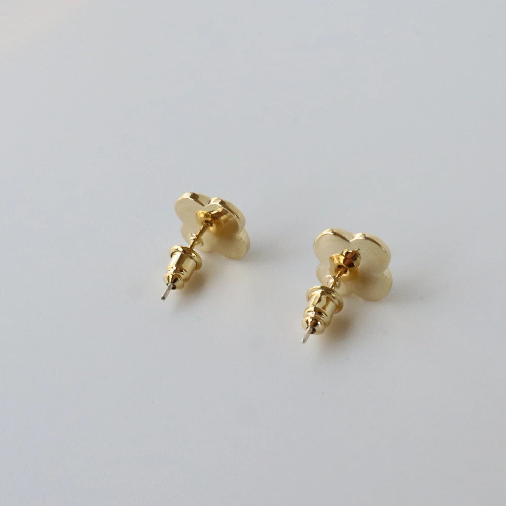 P351 black shell flower pierce /earring