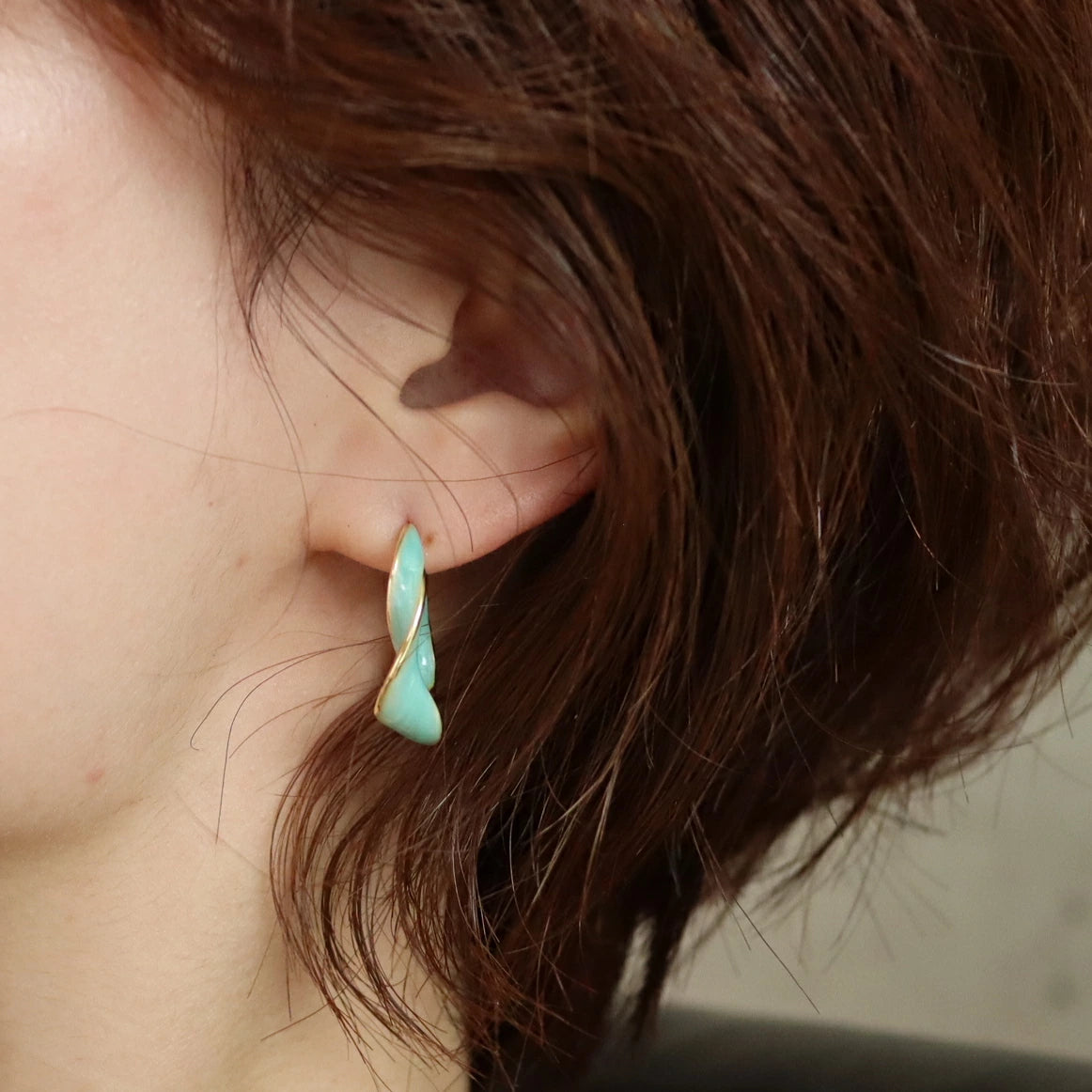 P353 color shell twist hoop pierce