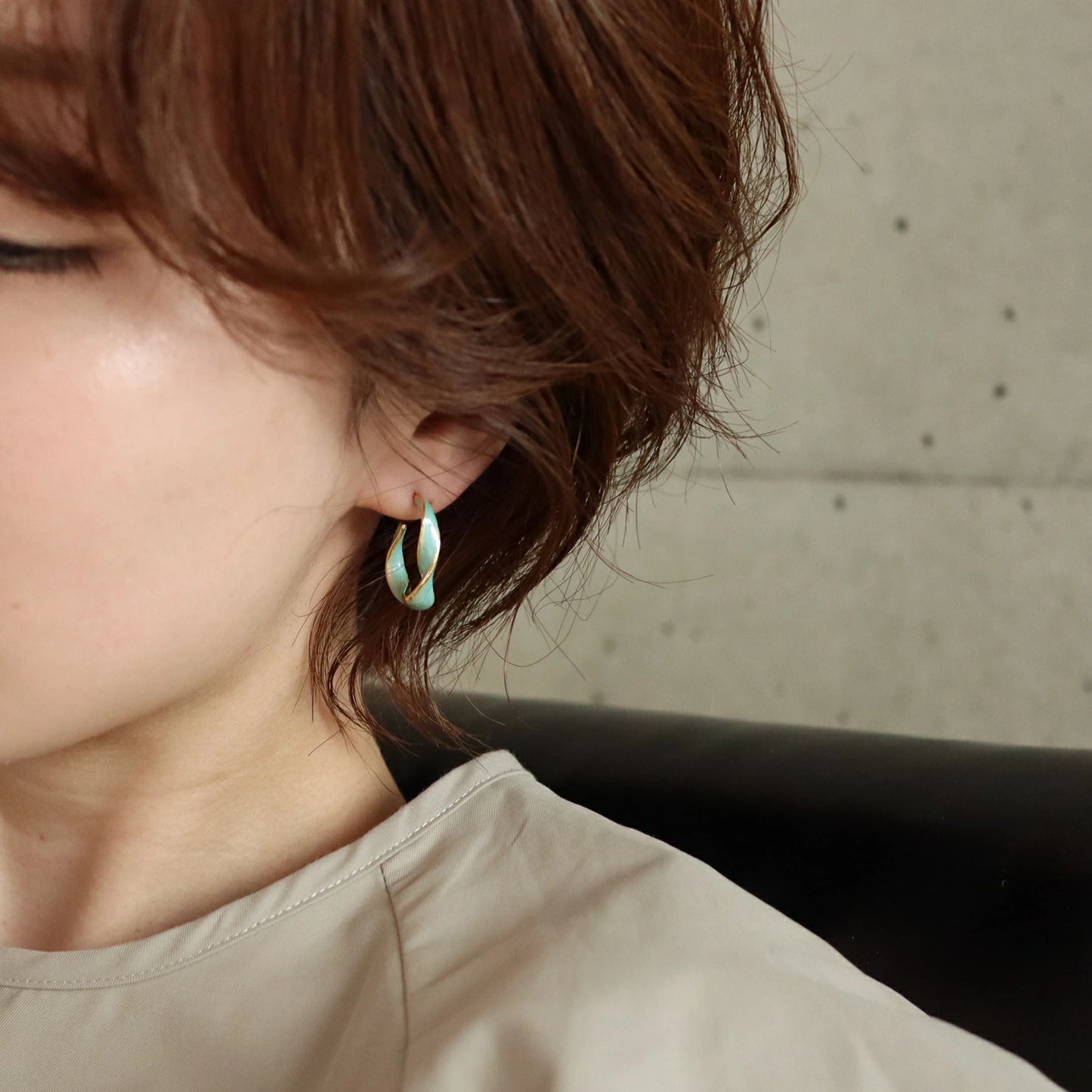 P353 color shell twist hoop pierce