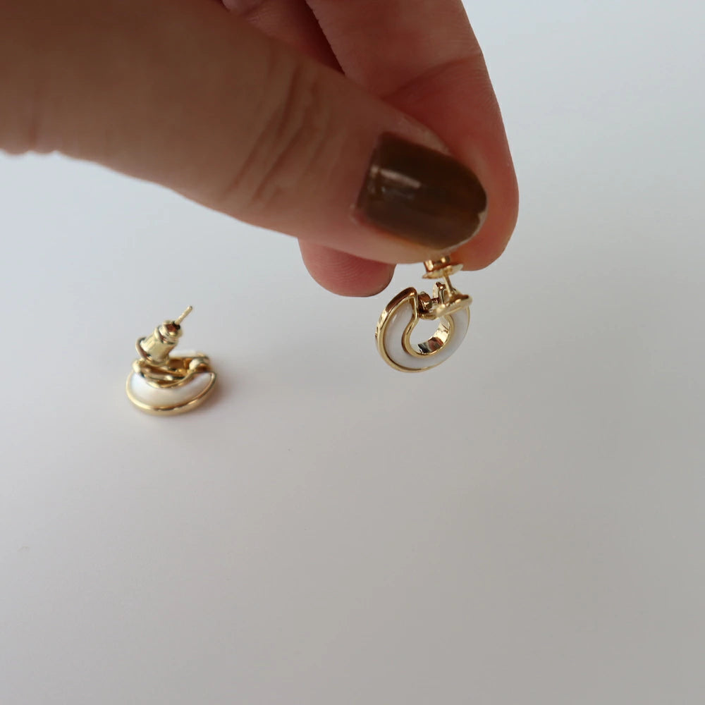 P381 white shell circle pierce