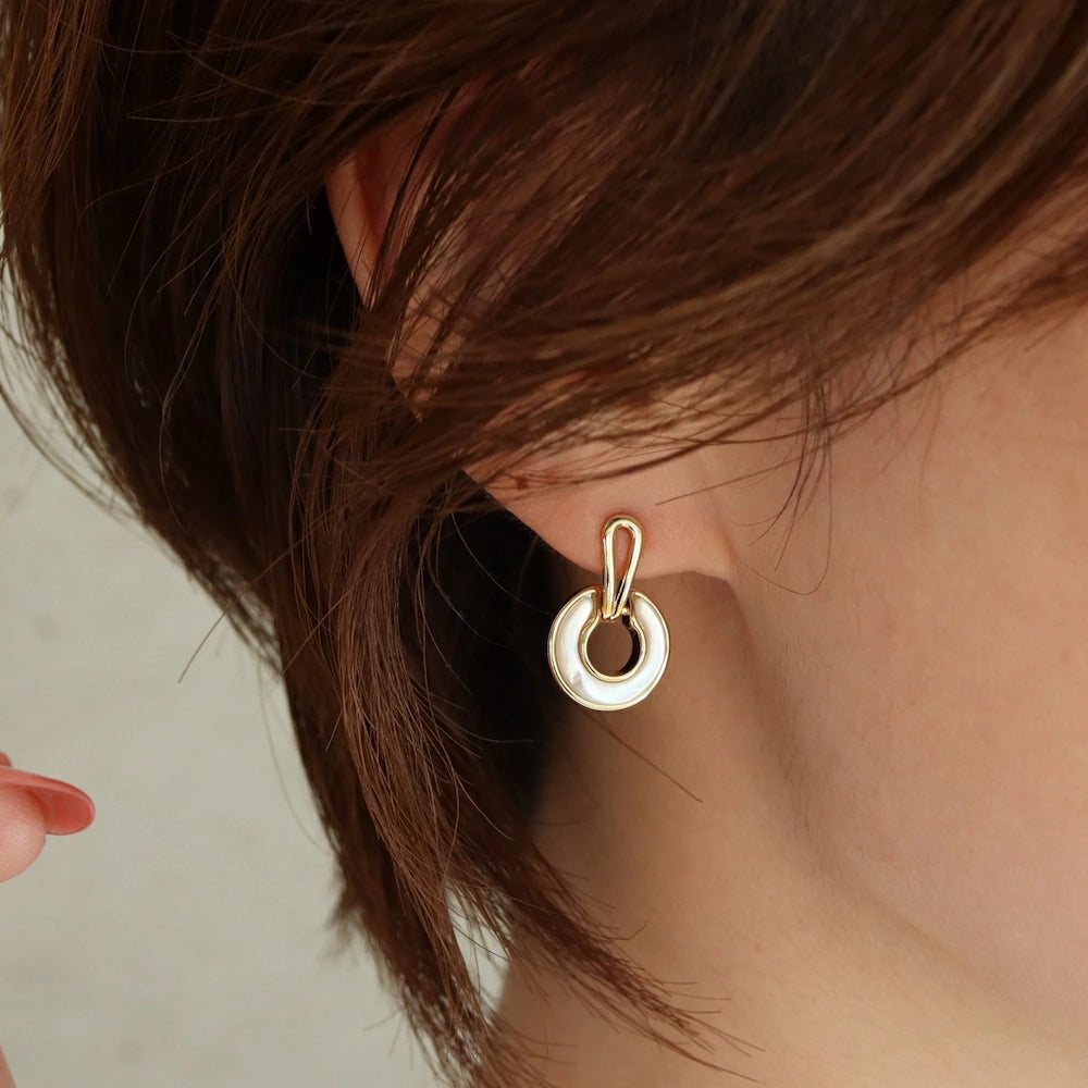 P381 white shell circle pierce