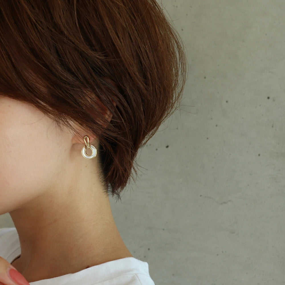 P381 white shell circle pierce
