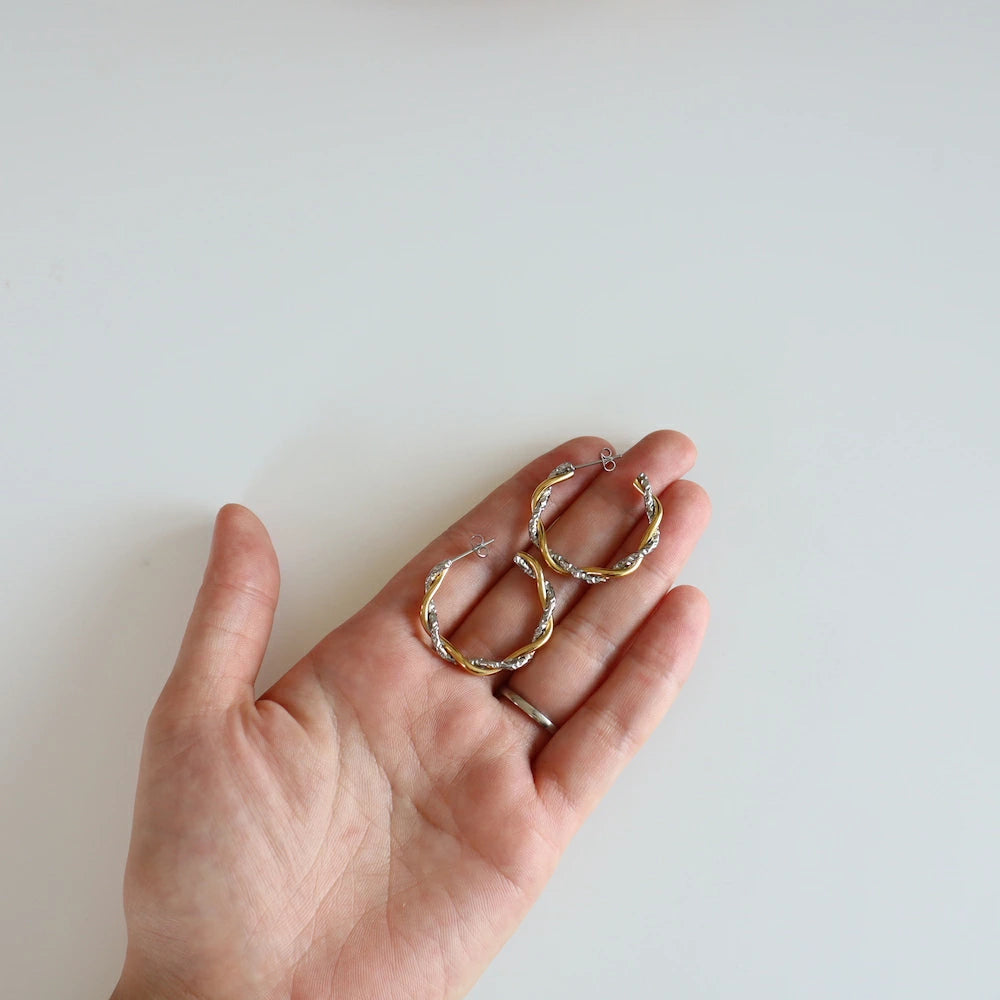 P035 stainless bicolor twist hoop pierce