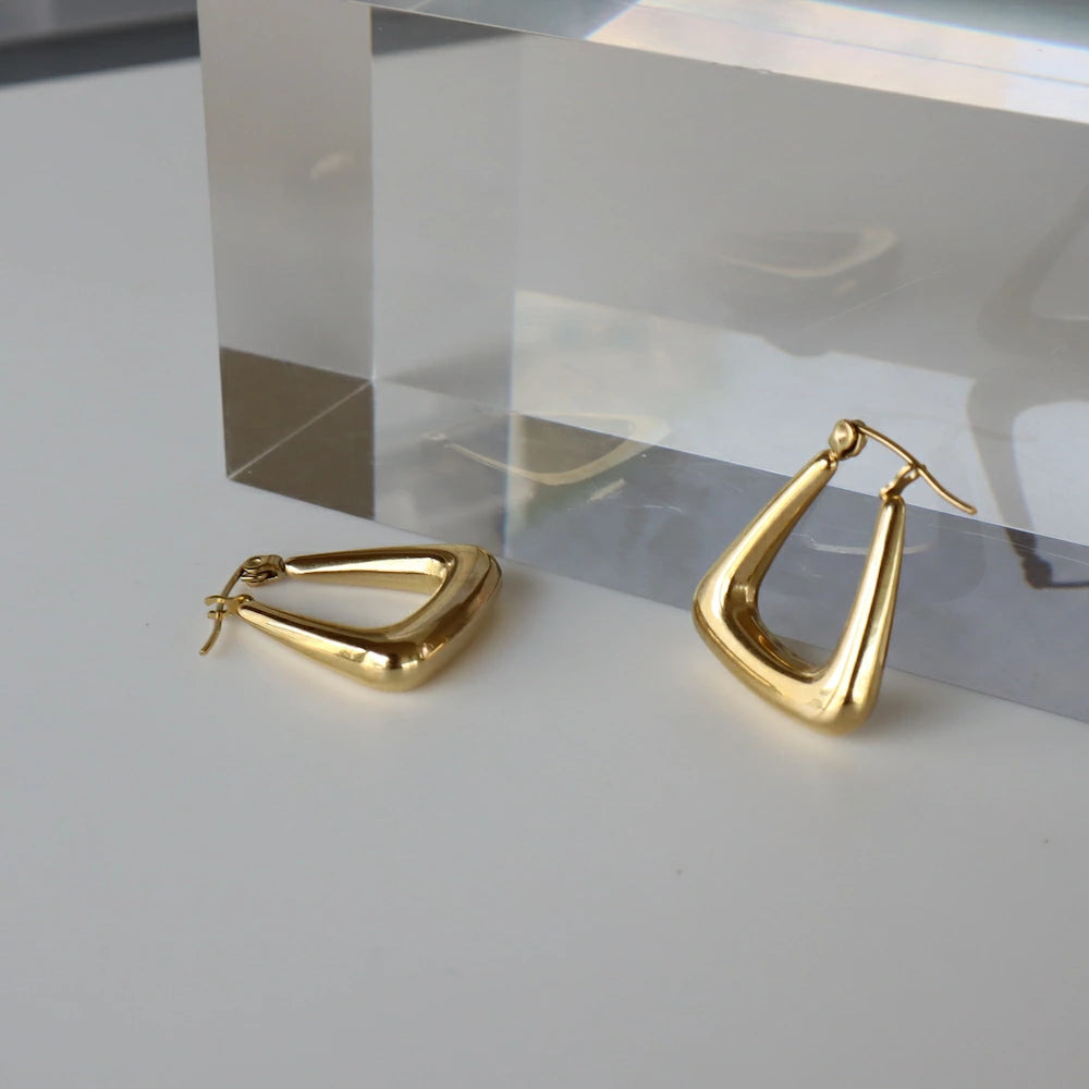 P218 stainless triangle gold hoop pierce