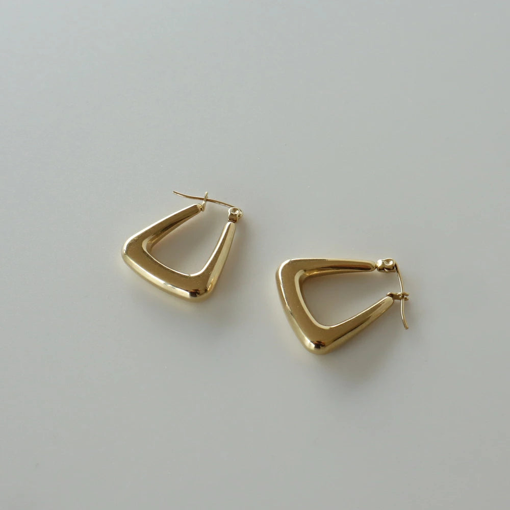 P218 stainless triangle gold hoop pierce