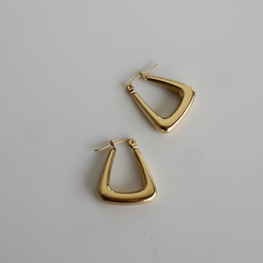 P218 stainless triangle gold hoop pierce