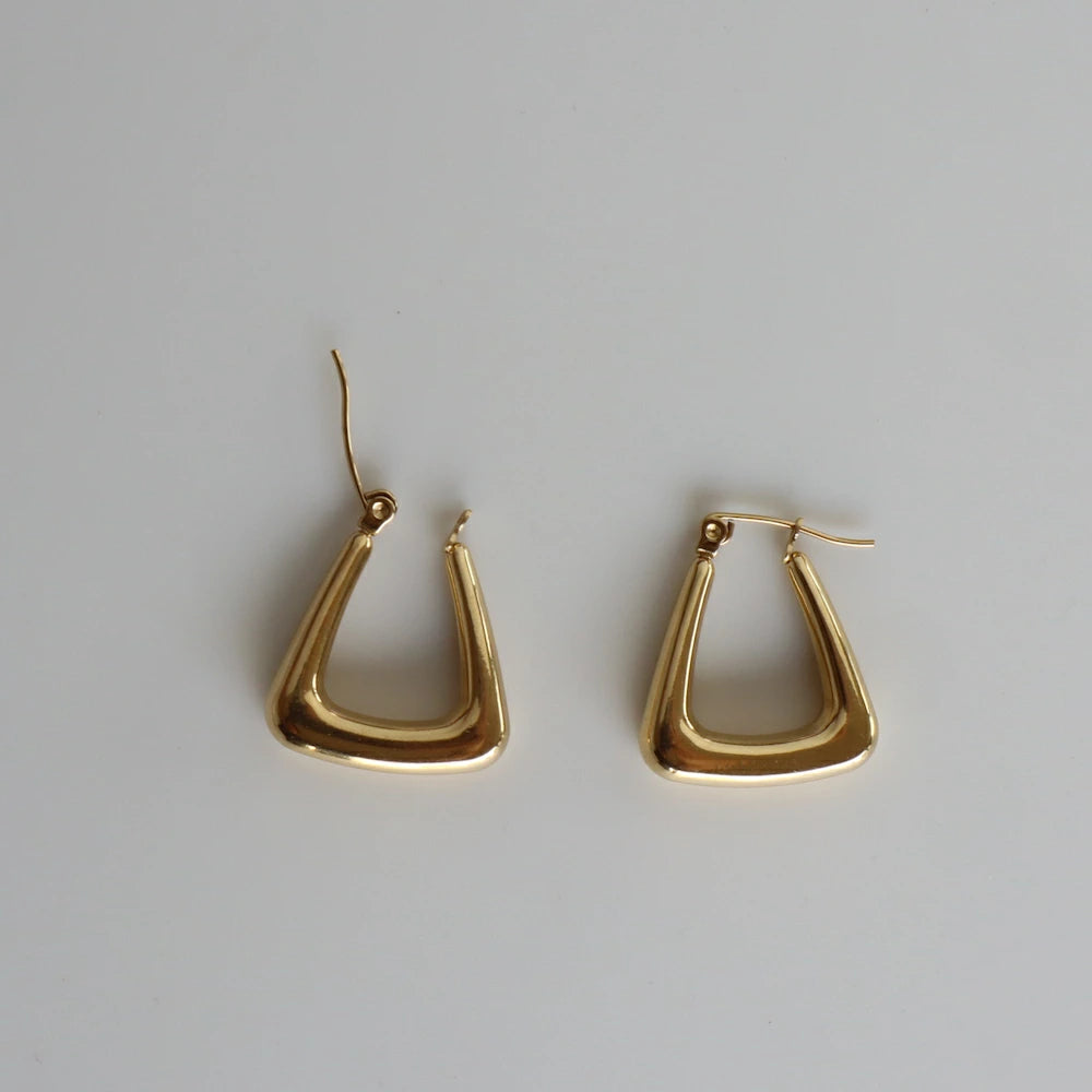 P218 stainless triangle gold hoop pierce
