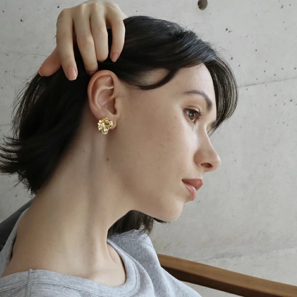 P048 gold flower pierce