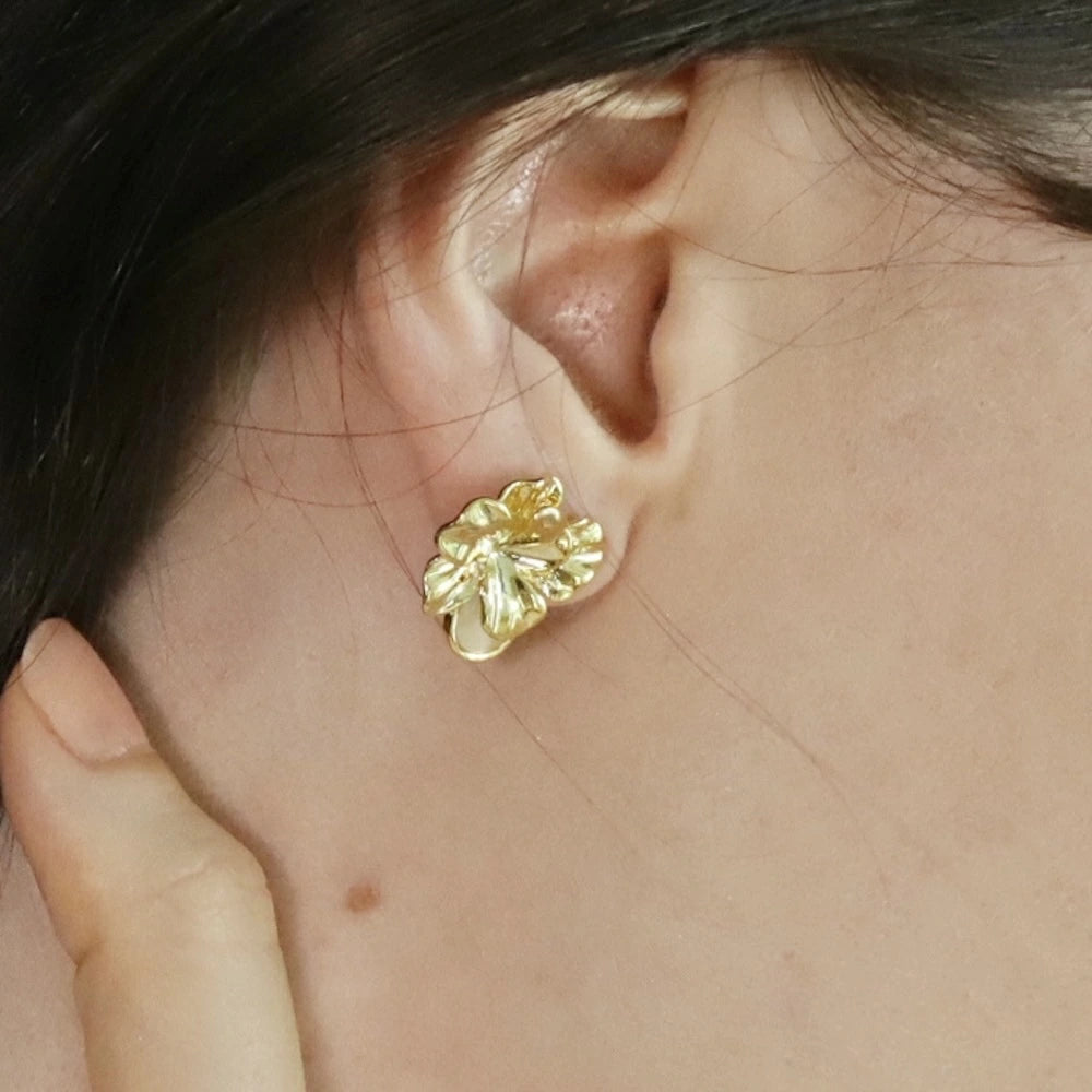 P048 gold flower pierce