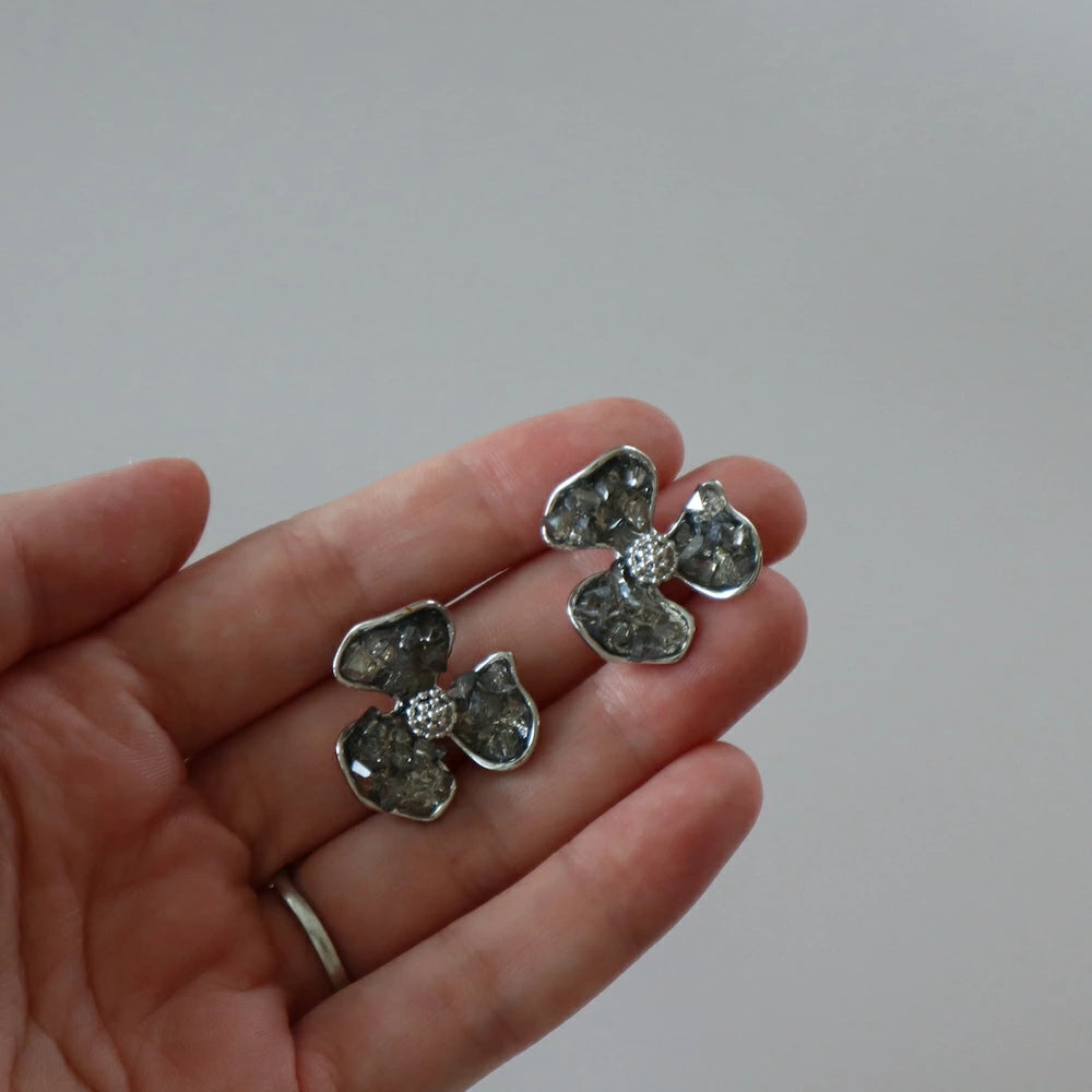 P081 oversized flower pierce