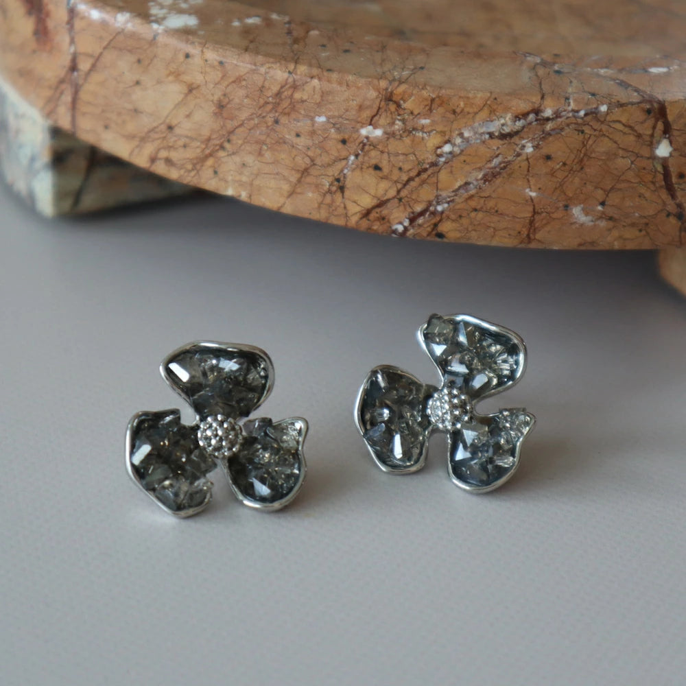 P081 oversized flower pierce