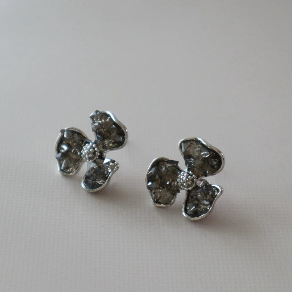 P081 oversized flower pierce