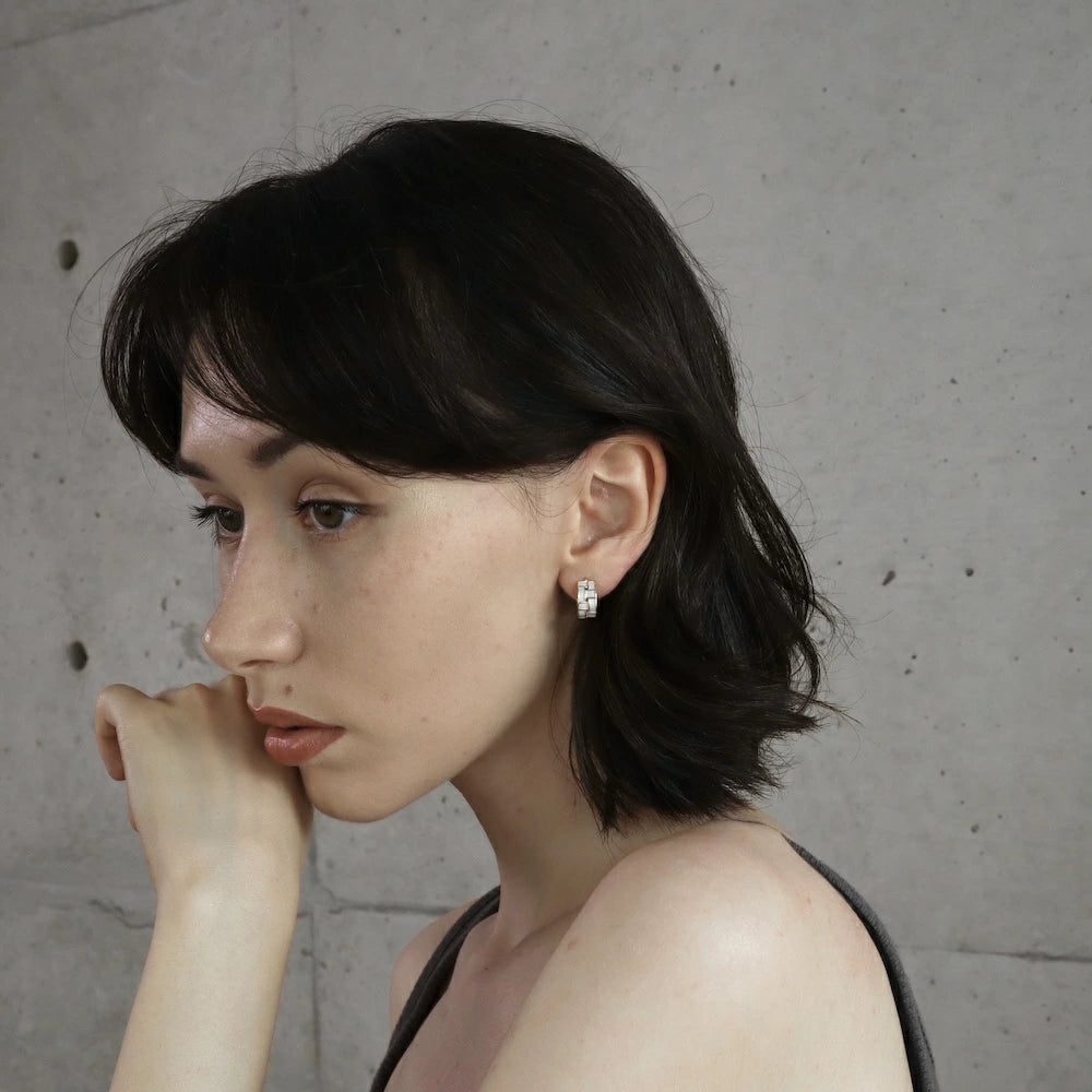 P197 white shell plaid pierce