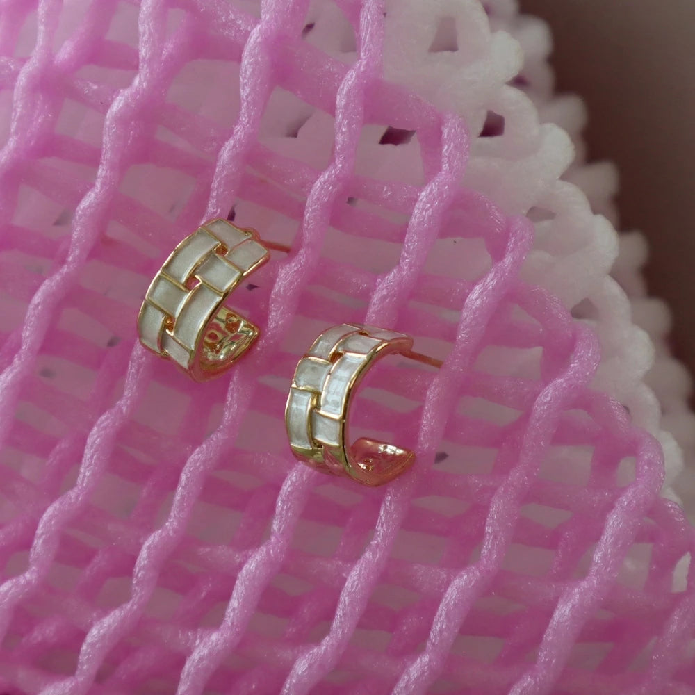 P197 white shell plaid pierce