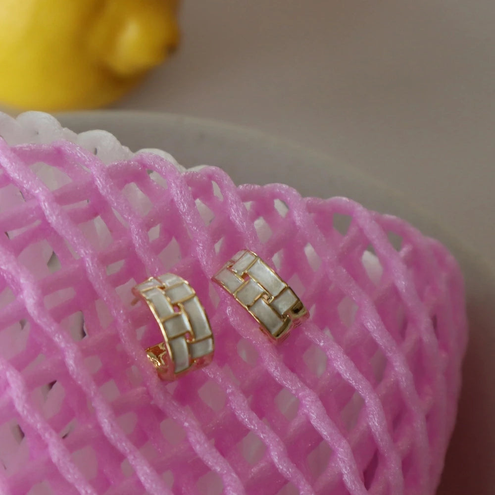 P197 white shell plaid pierce