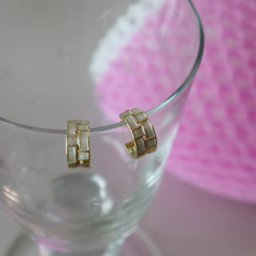 P197 white shell plaid pierce
