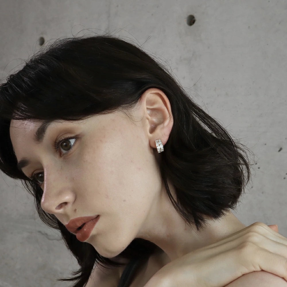 P197 white shell plaid pierce