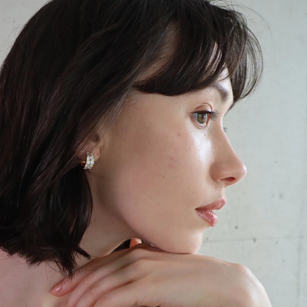 P197 white shell plaid pierce