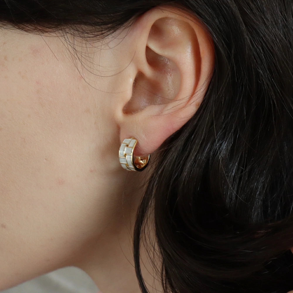 P197 white shell plaid pierce