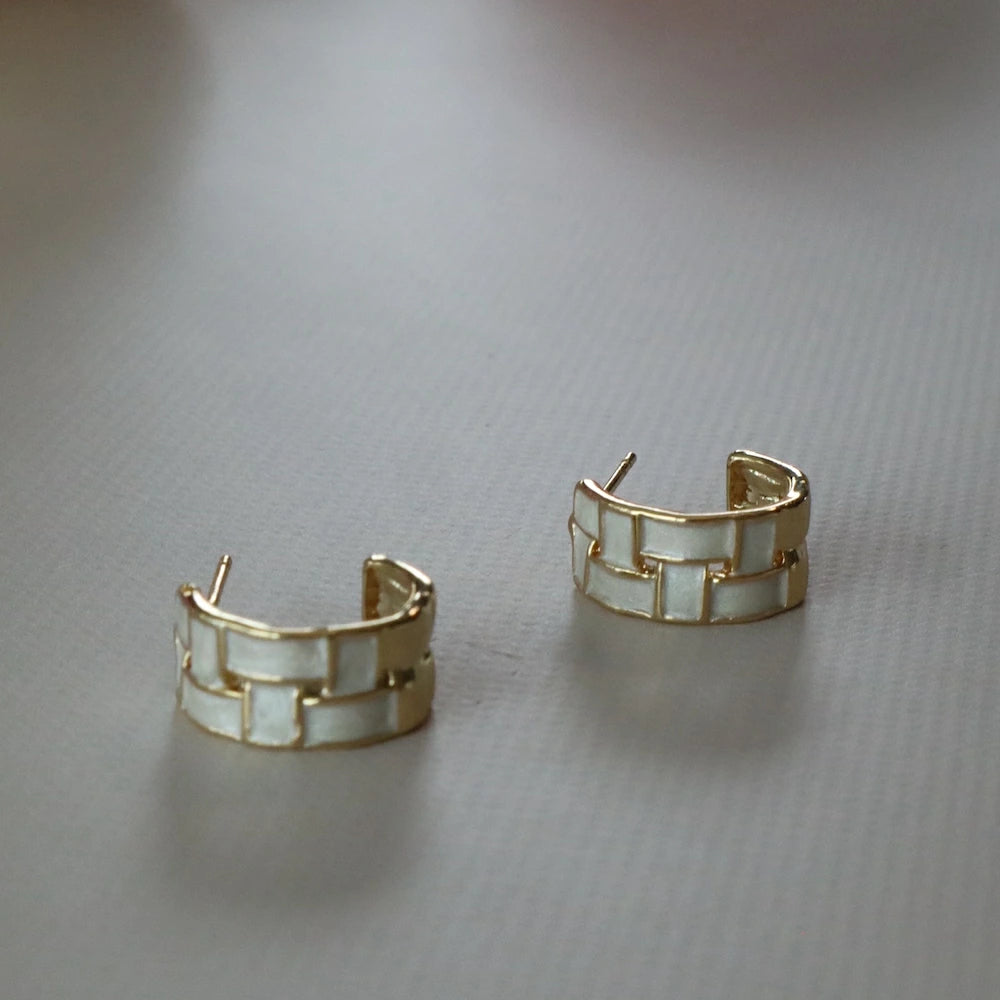 P197 white shell plaid pierce