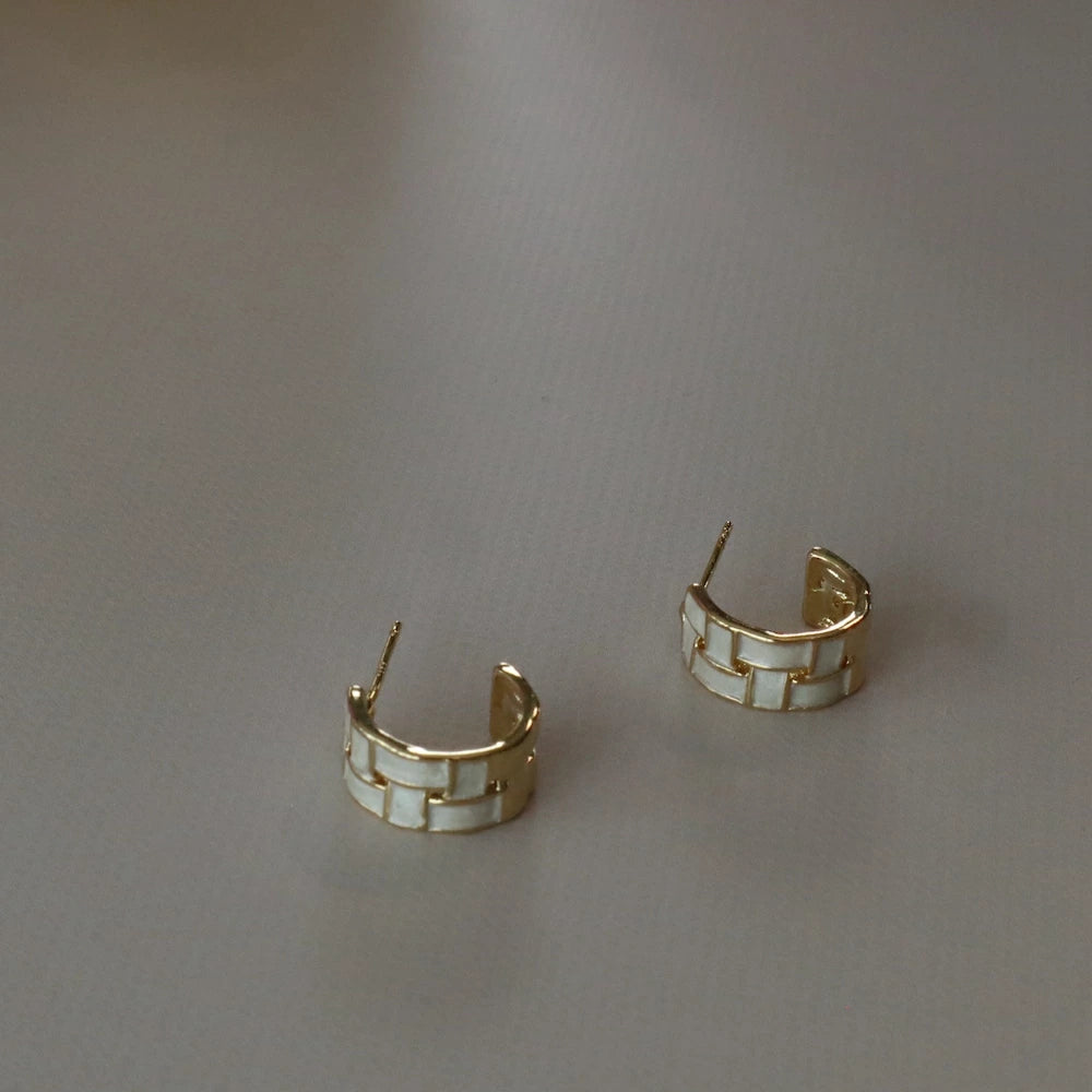 P197 white shell plaid pierce