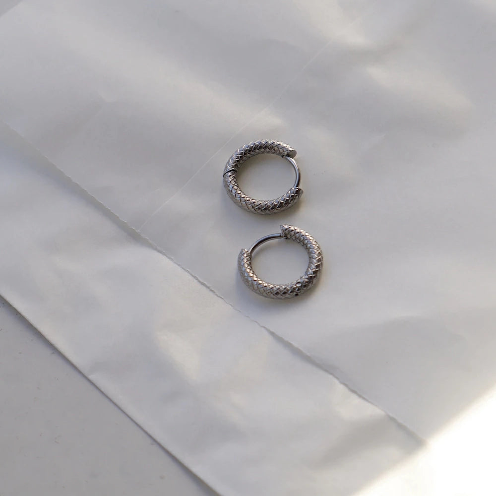 P033 stainless lattice pattern hoop pierce