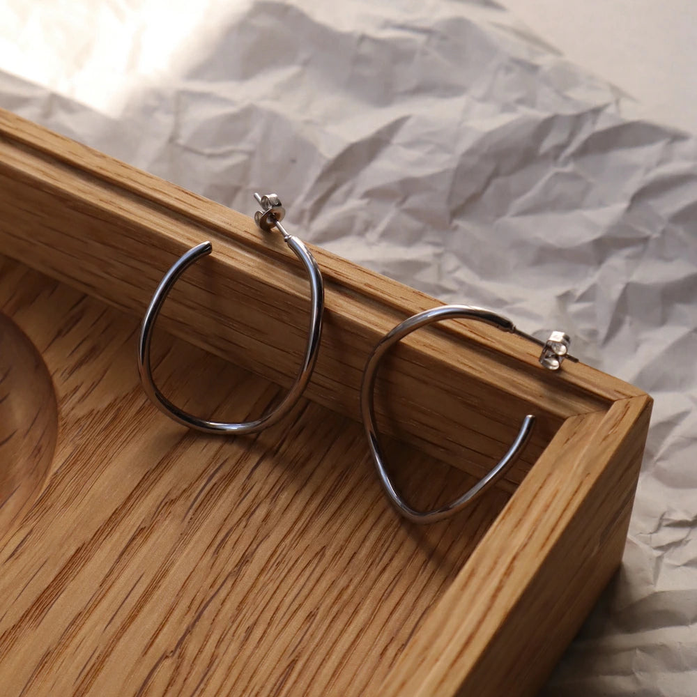 P038 stainless soft wave hoop pierce