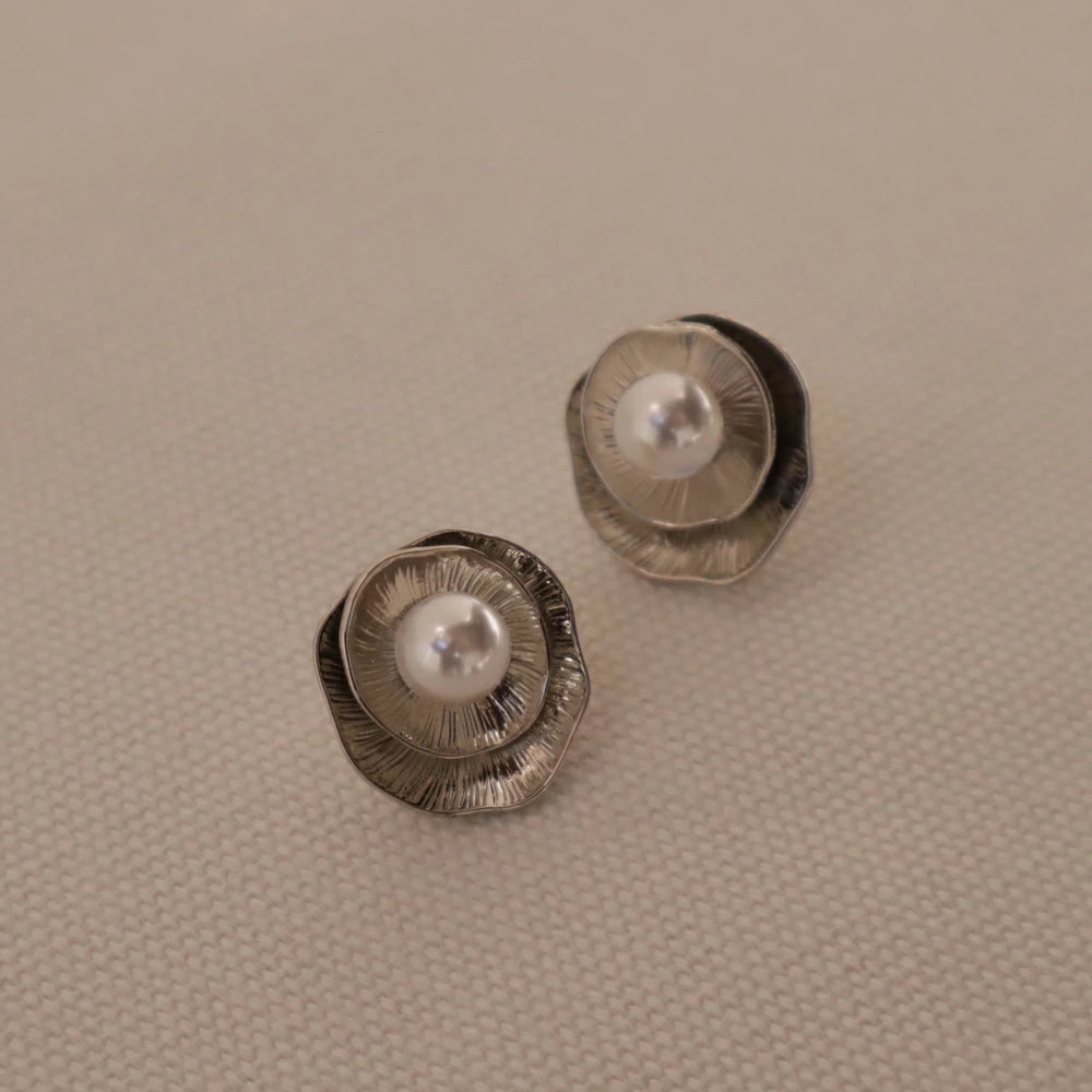 P387 oversized antique pearl pierce