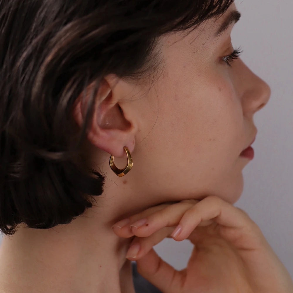P404 stainless nuance angular hoop pierce