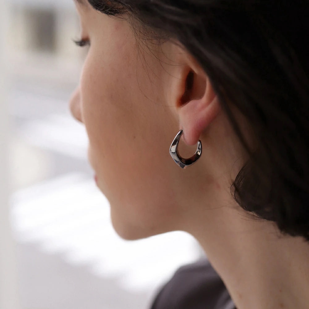 P404 stainless nuance angular hoop pierce