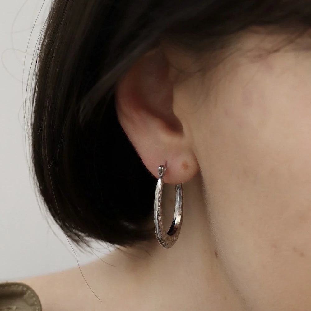 P405 stainless hammered oval hoop pierce