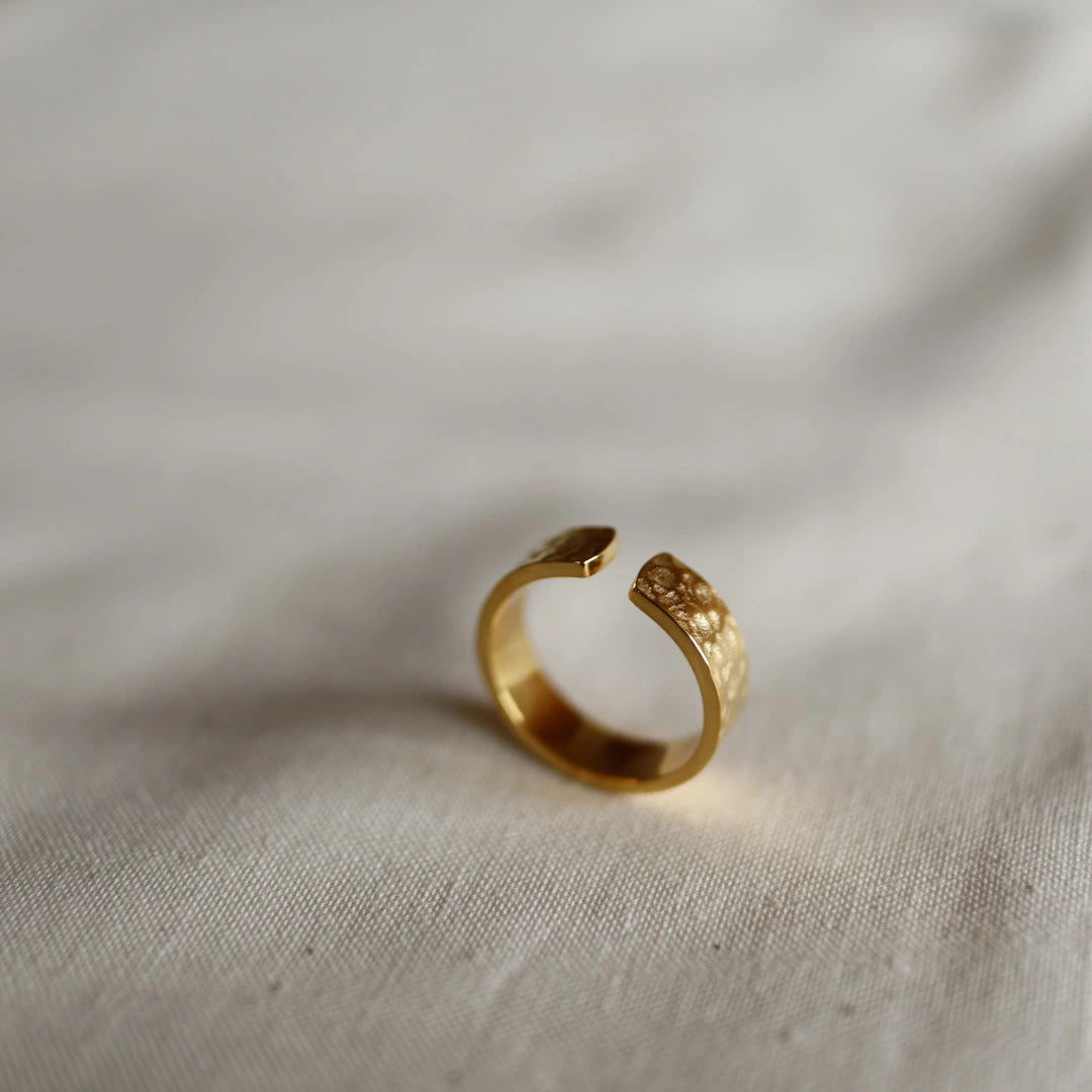 R040 stainless hammered ring