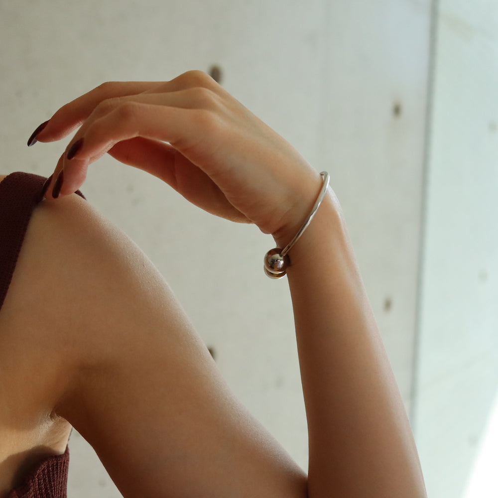 N154 stainless ball bangle