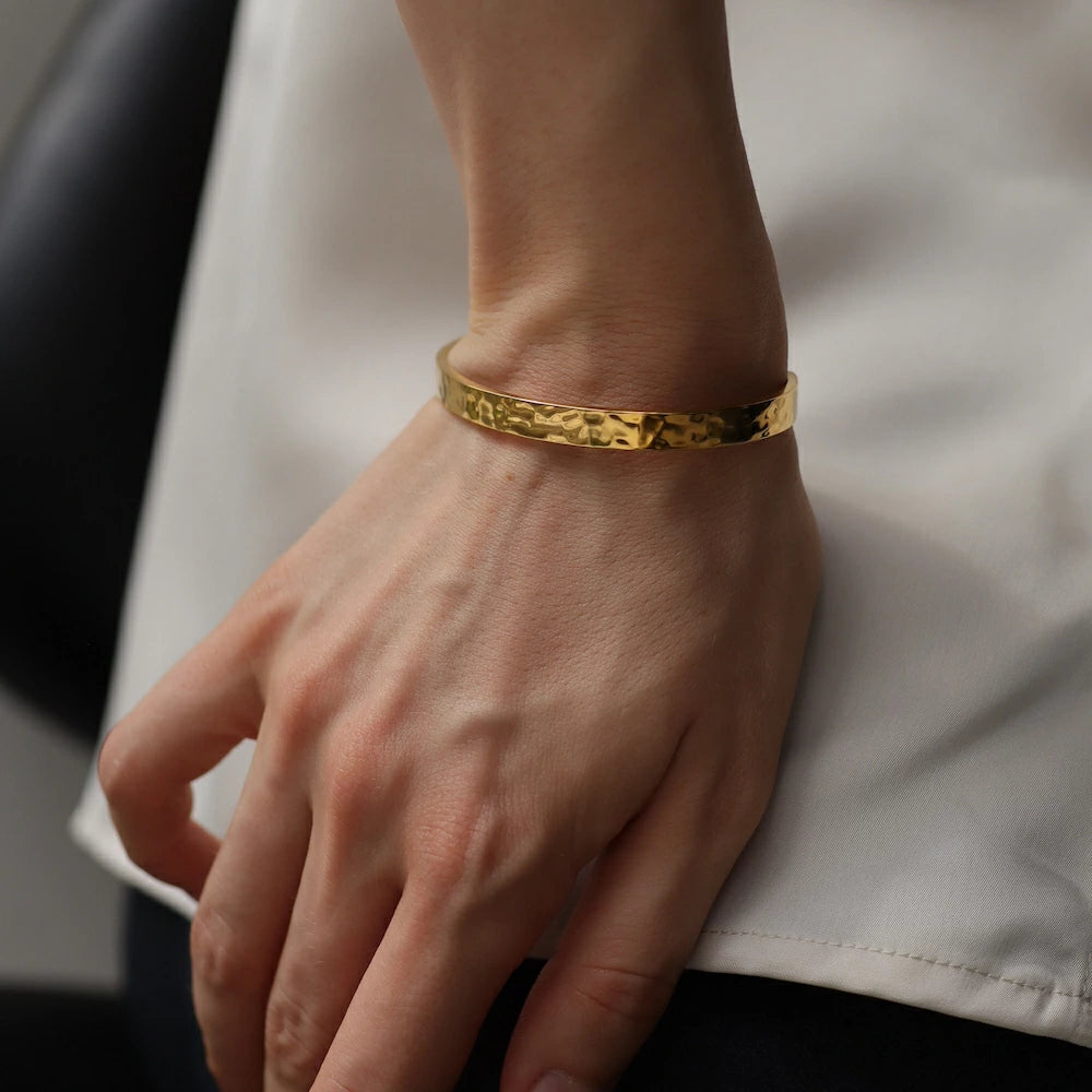 N230 stainless hammered eyes bangle