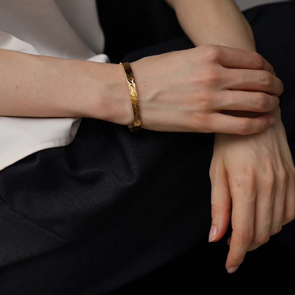 N230 stainless hammered eyes bangle