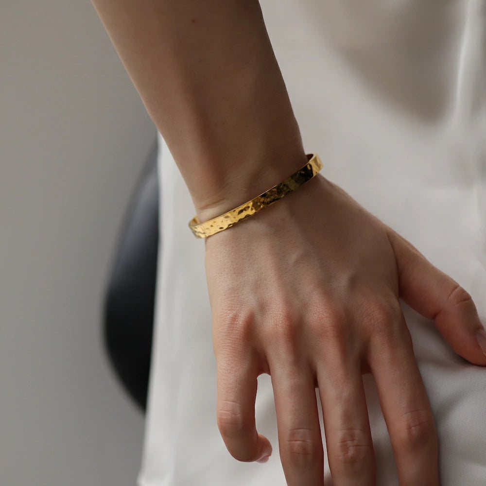 N230 stainless hammered eyes bangle