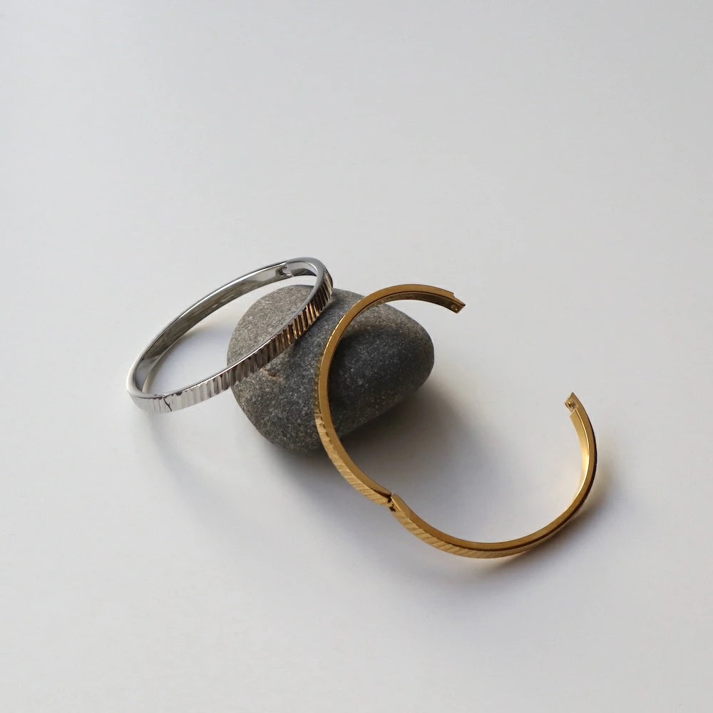 N235 stainless vintage like cut bangle
