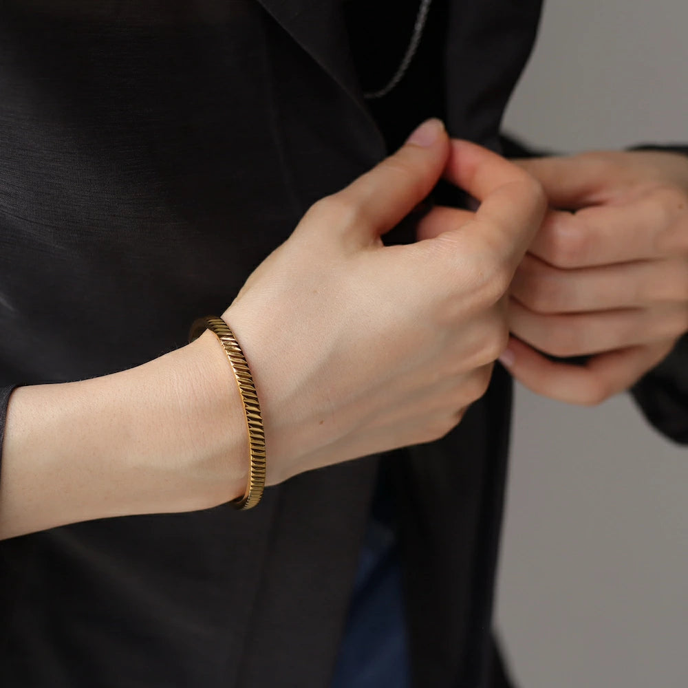 N235 stainless vintage like cut bangle