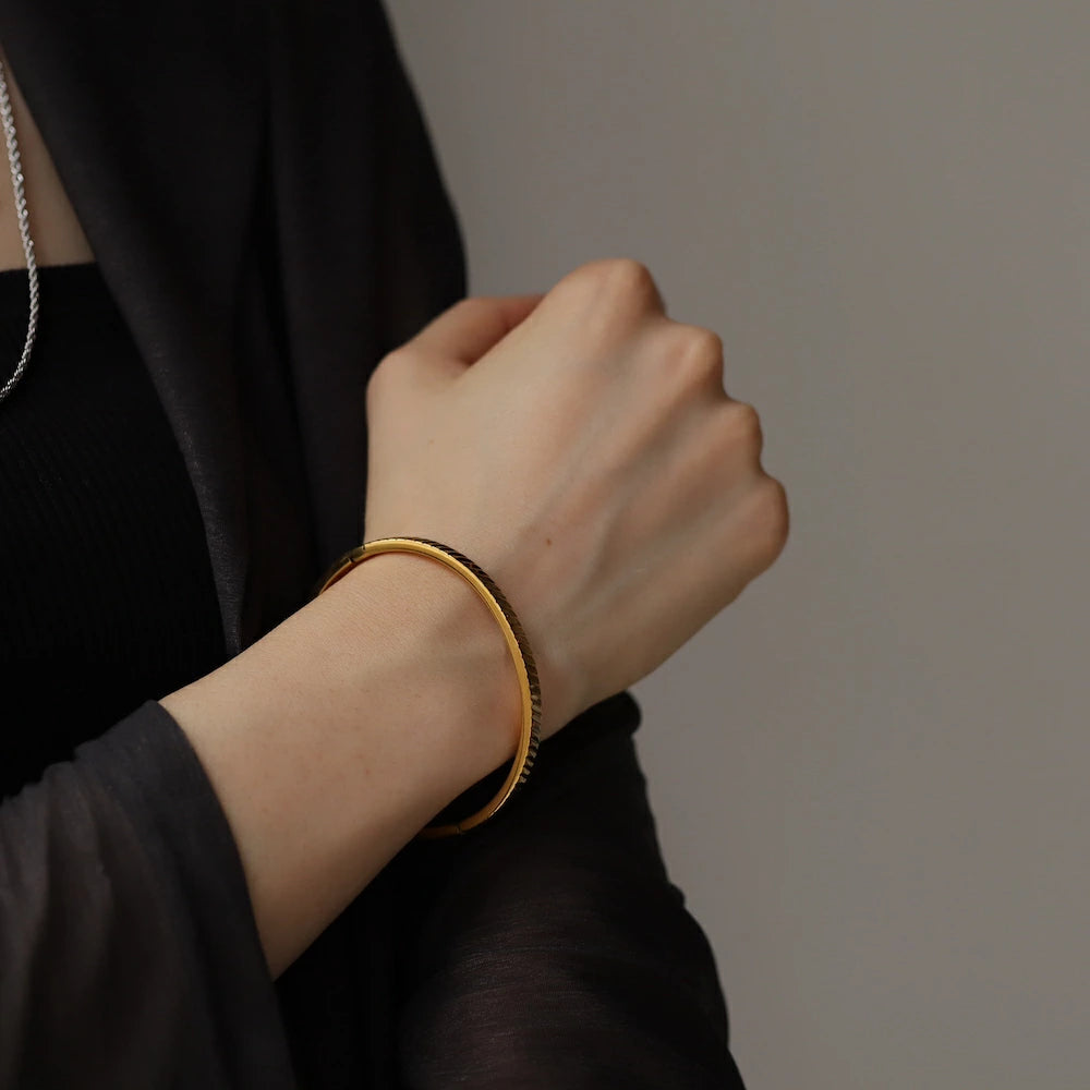 N235 stainless vintage like cut bangle