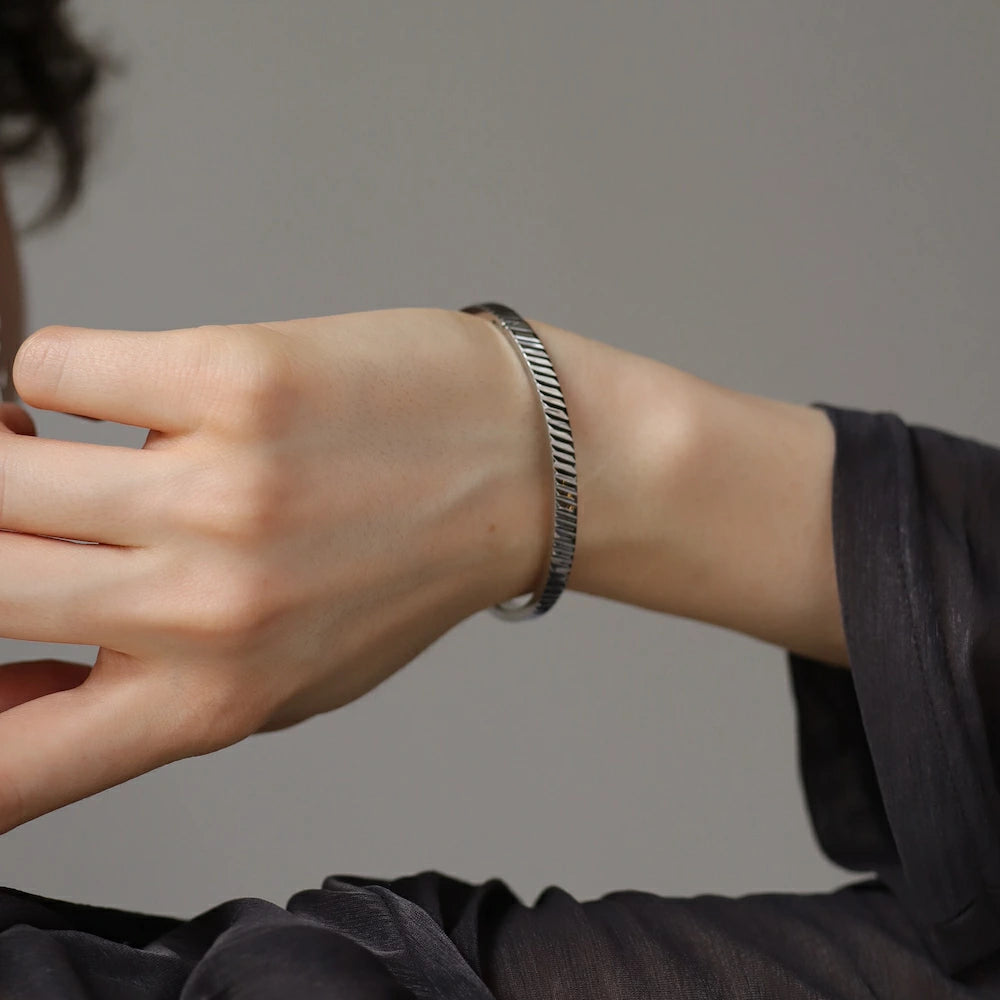 N235 stainless vintage like cut bangle