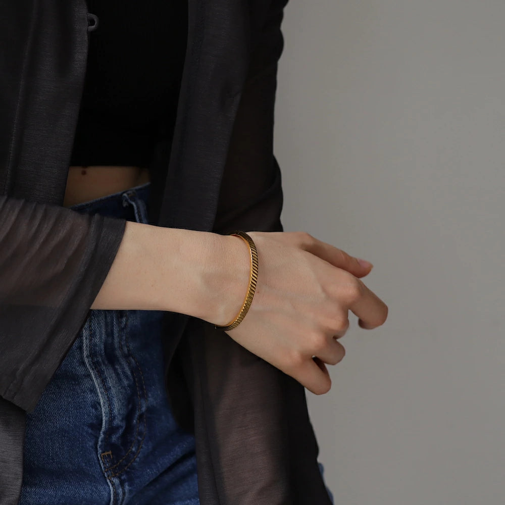 N235 stainless vintage like cut bangle