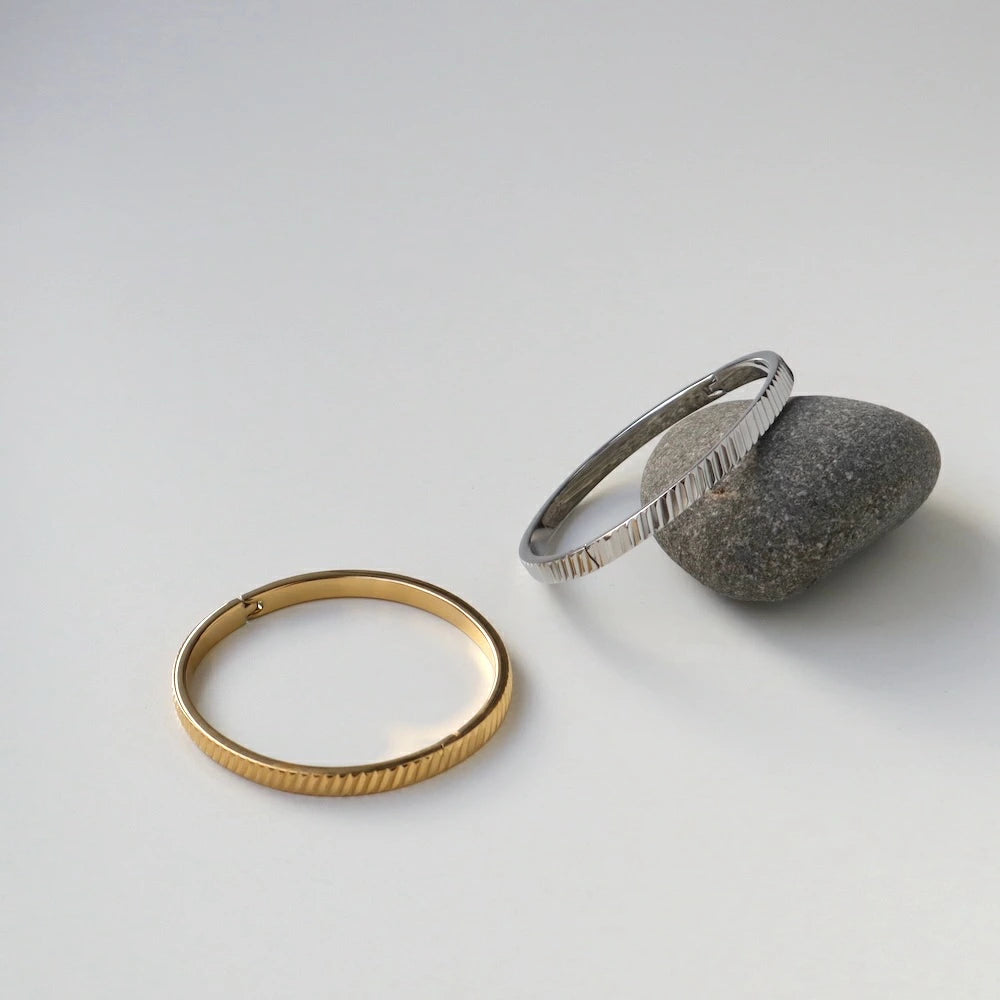N235 stainless vintage like cut bangle