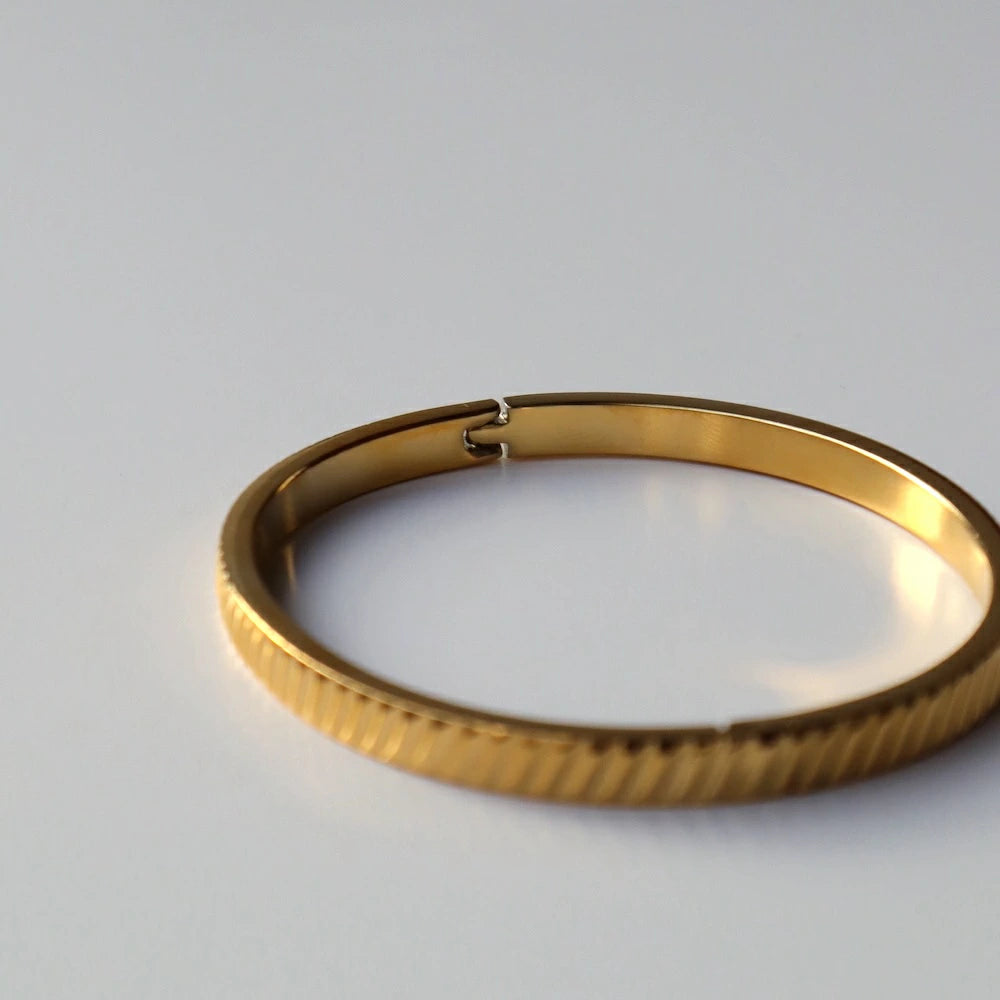 N235 stainless vintage like cut bangle